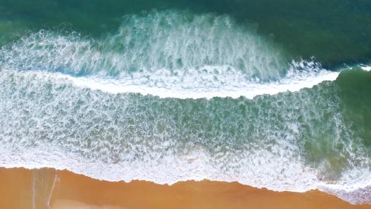海浪俯拍沙滩唯美海边蓝色海水大海航拍海滩