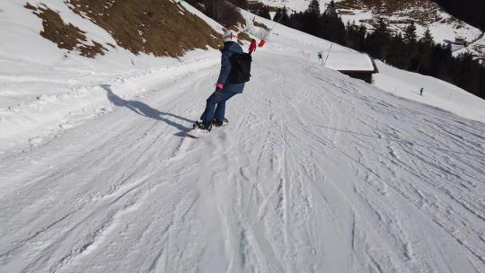 女孩在阿尔卑斯山滑雪视频素材模板下载