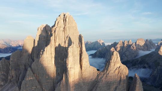 空中接近Tre Cime di Lavaredo、Sexten Dolomites的锯齿状塔楼