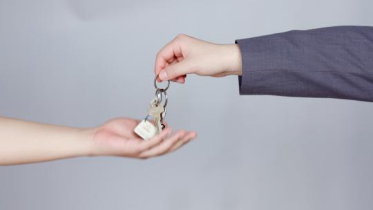 新房交付钥匙交接钥匙传递买房卖房