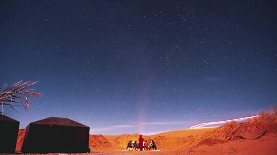 一群人在一个星空下的沙漠露营