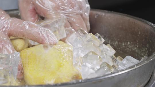 厨师制作白切鸡冰水浸泡