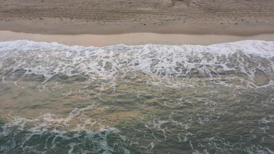 海浪沙滩海浪拍打沙滩航拍旅拍素材潮汐