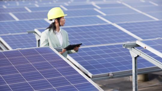 女性工程师在屋顶光伏太阳发电厂工作视频素材模板下载