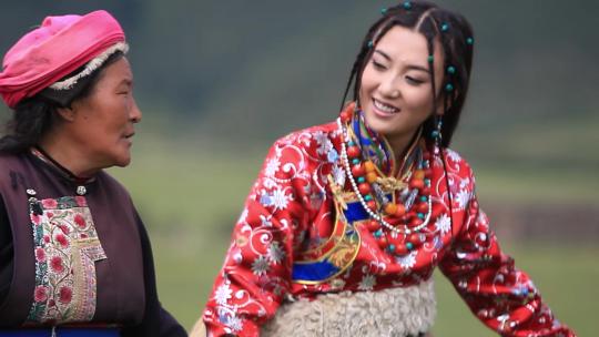 藏族女子手拉手视频素材模板下载