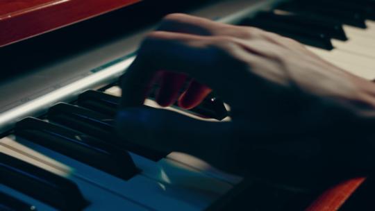 双手在钢琴上演奏的特写