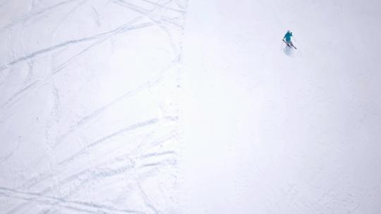 滑雪者在滑行雪坡上