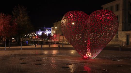 城市广场心脏模型的夜间延时