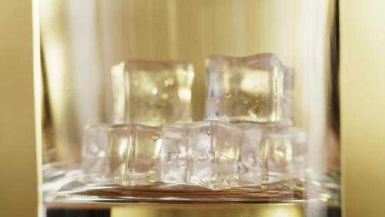 威士忌倒入装有冰块的杯中的特写镜头