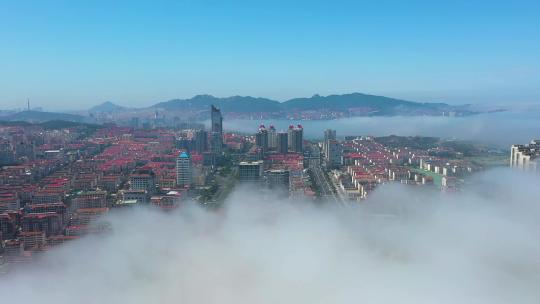平流雾的边缘和城市楼宇