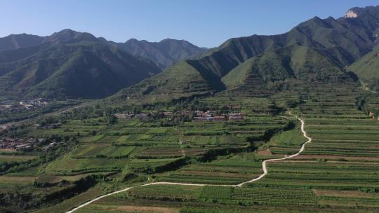 秦岭下绿色山峰村庄