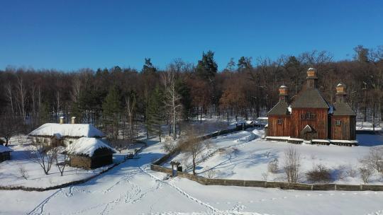 乌克兰村庄的冬季景观。新年景观。白雪覆盖的村庄。乌克兰。