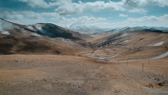 西藏旅游风仲巴县219国道山顶蜿蜒公路视频素材模板下载