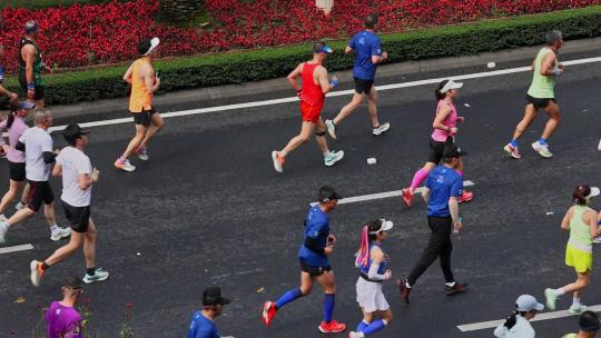 城市马拉松跑者背影慢动作