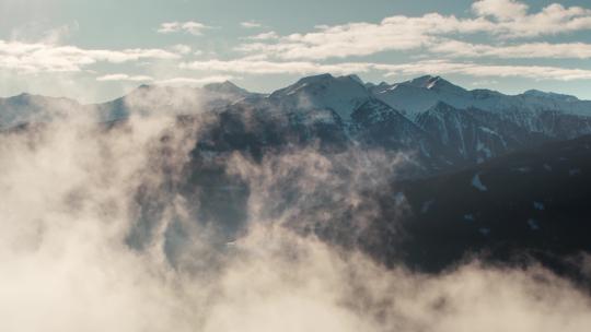 雪山山顶云雾涌动登高望远冬季森林视频素材模板下载