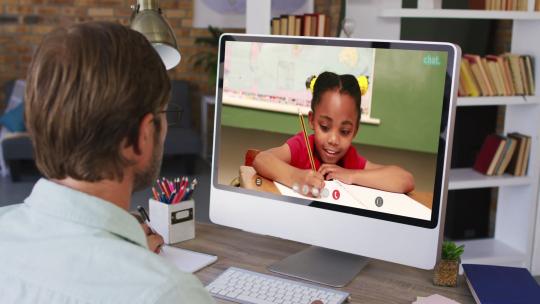 高加索男性老师使用计算机上视频通话与女生
