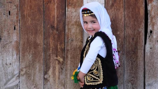 穿着传统土耳其服装的乡村女孩高清在线视频素材下载