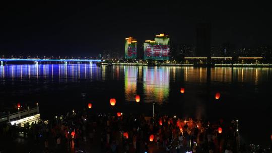 中秋传统节日假期民俗燃放孔明灯祈福的人群