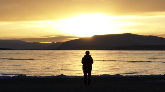 西藏湖边日落人物站立航拍