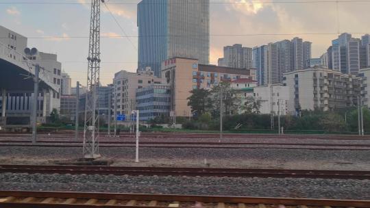黄昏日落时分的福建福州站进站的高铁动车