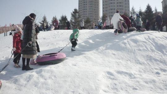 雪地里玩耍的人群