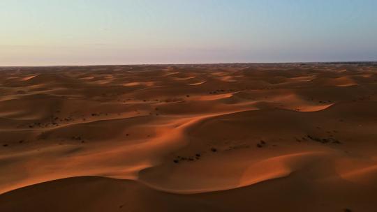 夕阳下金色的腾格里沙漠