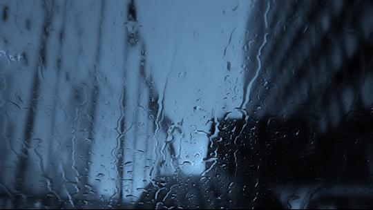 雨水从窗上滑落