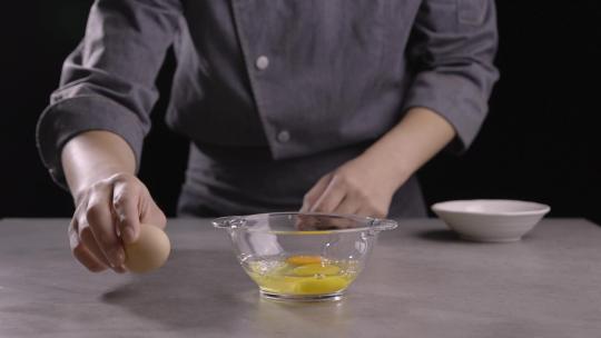 厨师打鸡蛋到玻璃碗慢动作特写