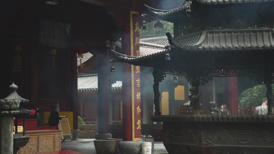 下雨天杭州寺庙大殿前的香炉青烟袅袅