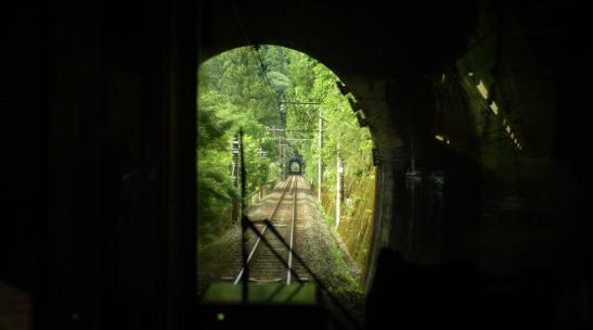 火车穿过隧道 森林 山林 JR日本