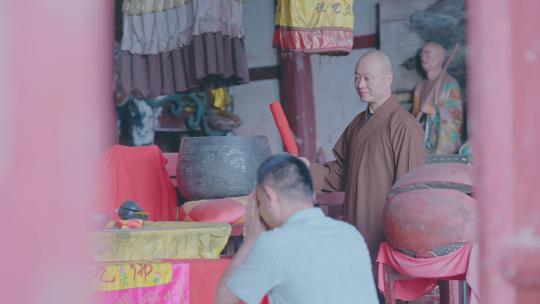 游客寺庙烧香拜佛