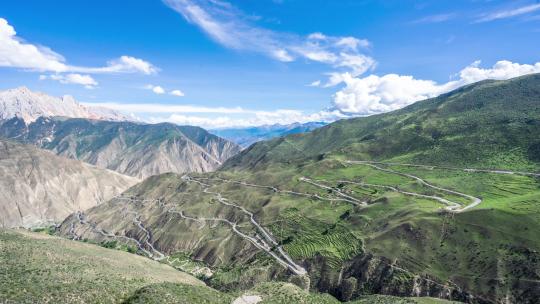 西藏318国道怒江七十二拐景点视频素材模板下载