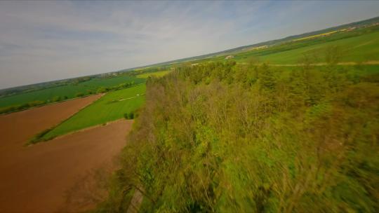 FPV无人机航拍绿色树林草地田野