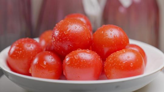 盘子里诱人的水果西红柿