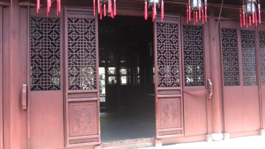 上海豫园中的木质门窗