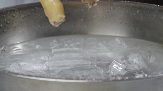 厨师制作白切鸡冰水浸泡