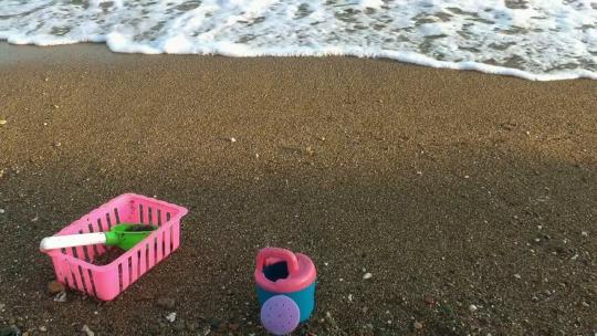 1856_海边沙滩上的玩具