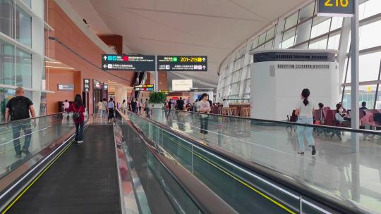 四川成都天府国际机场航站楼自动扶梯的旅客视频素材模板下载