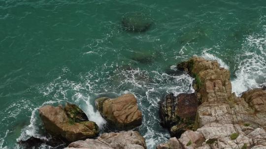 海浪击中了海里的岩石