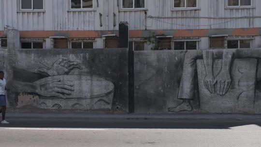 古巴哈瓦那街道行人美术墙地拍
