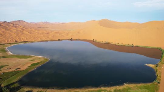 航拍内蒙古阿拉善巴丹吉林沙漠湖景自然风景