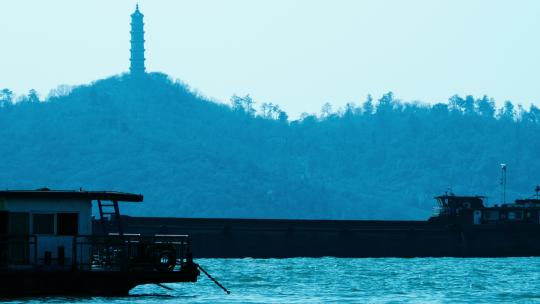 清晨江河湖海上的货船邮轮船实拍空镜头视频素材模板下载