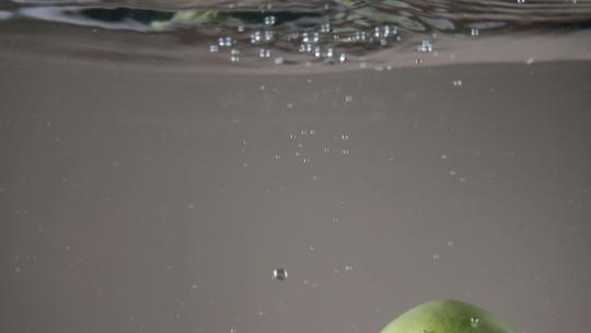 水中往上浮起的梨