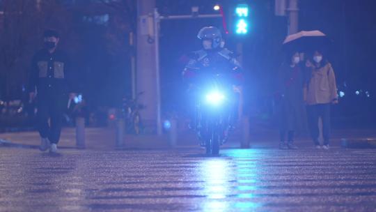下雨天夜晚行人过马路斑马线实拍素材视频素材模板下载