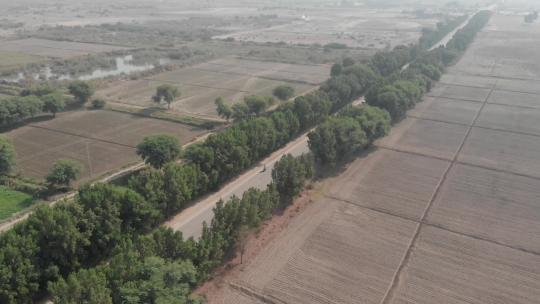 巴基斯坦信德省凯尔普尔一片可爱的绿地上的巴基斯坦高速公路无人机镜头显示