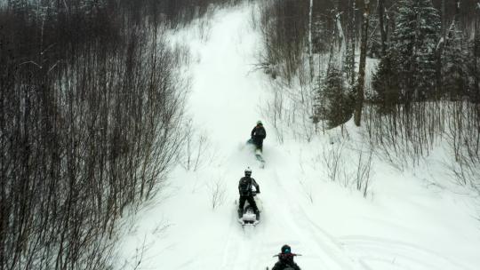 在加拿大的山坡上骑雪地车