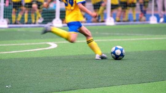 4K升格实拍小学生足球比赛绿茵场打脚开球视频素材模板下载