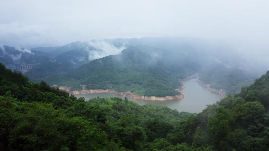 雨中的山林水库