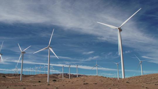 沙漠中的大型风力发电场视频素材模板下载
