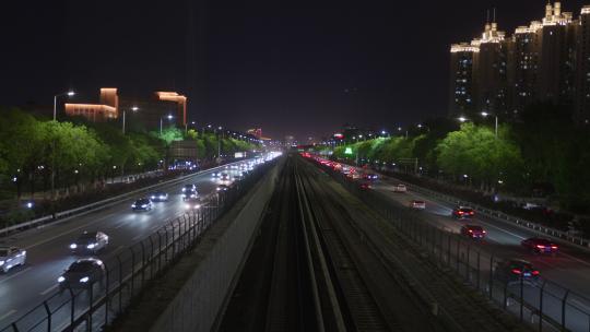 夜晚地铁旁高速路车流